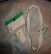 Conjunto colar + bolsa telemóvel + bolsa (maquiagem, canetas lápis etc, lenços, artigos de higiene íntimos, etc etc etc) + porta-chaves, em branco e tons de verde. (conjunto: 14.00 trapilhices)
